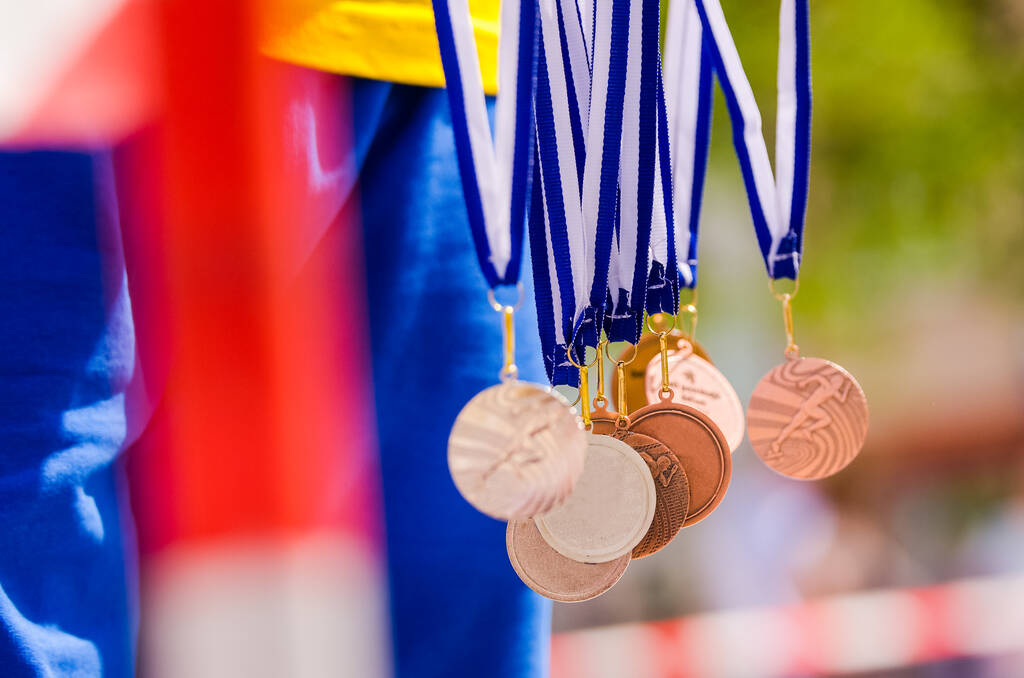 Goud, zilver en brons metaal in de lucht. Mooie achtergrond voor sportwedstrijd - Foto, afbeelding