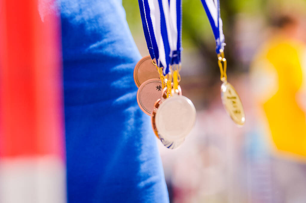 Goud, zilver en brons metaal in de lucht. Mooie achtergrond voor sportwedstrijd - Foto, afbeelding