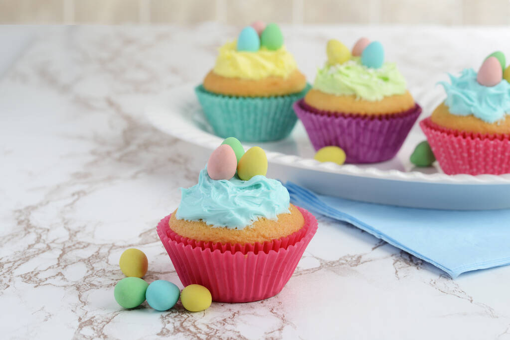cupcakes de Páscoa em uma travessa com ovos
 - Foto, Imagem