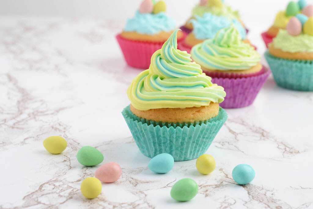 Pasen cupcakes en chocolade mini-eieren - Foto, afbeelding