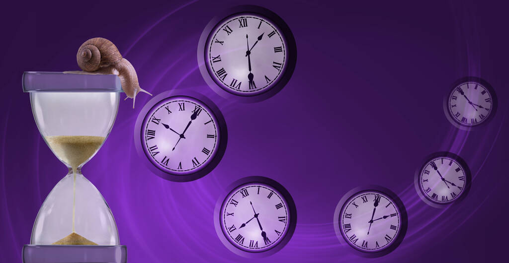 Un caracol se sienta en un reloj de arena y observa el paso del tiempo. El flujo del tiempo se muestra como un reloj de vuelo
. - Foto, Imagen