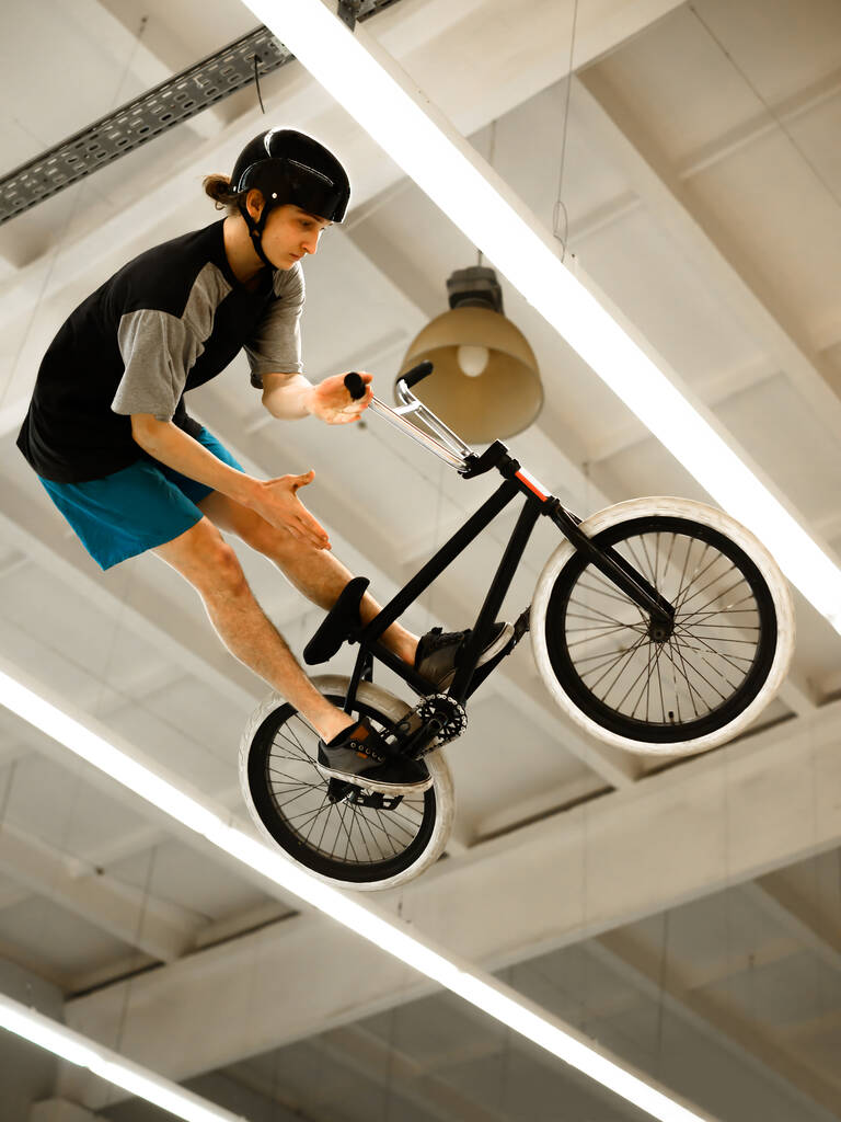 BMX Rider κάνει ακραία κόλπα με ποδήλατο στο Skatepark. Υγιής και ενεργός τρόπος ζωής. - Φωτογραφία, εικόνα