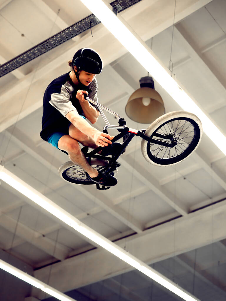 BMX Rider Dělat extrémní triky na kole ve Skateparku. Zdravý a aktivní životní styl. - Fotografie, Obrázek