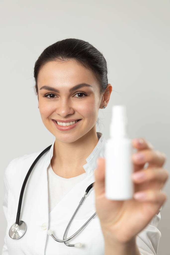 Hermosa botella de publicidad médico feliz con la medicina en el brazo
 - Foto, Imagen