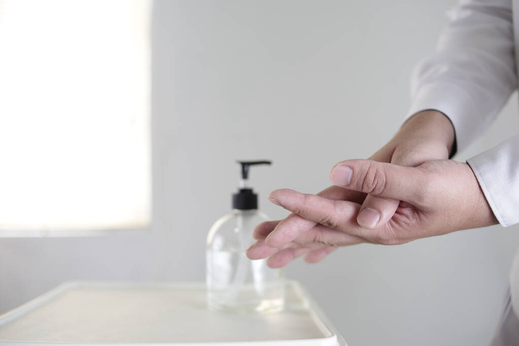 ポンプボトルからアルコール消毒剤やアルコールゲルで手を洗う。Covid-19コロナウイルス感染の予防と制御。衛生・医療の考え方  - 写真・画像