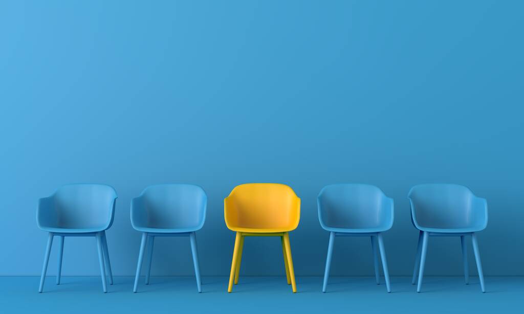 Жовтий стілець виділяється з натовпу. Бізнес-концепція. 3D візуалізація
 - Фото, зображення