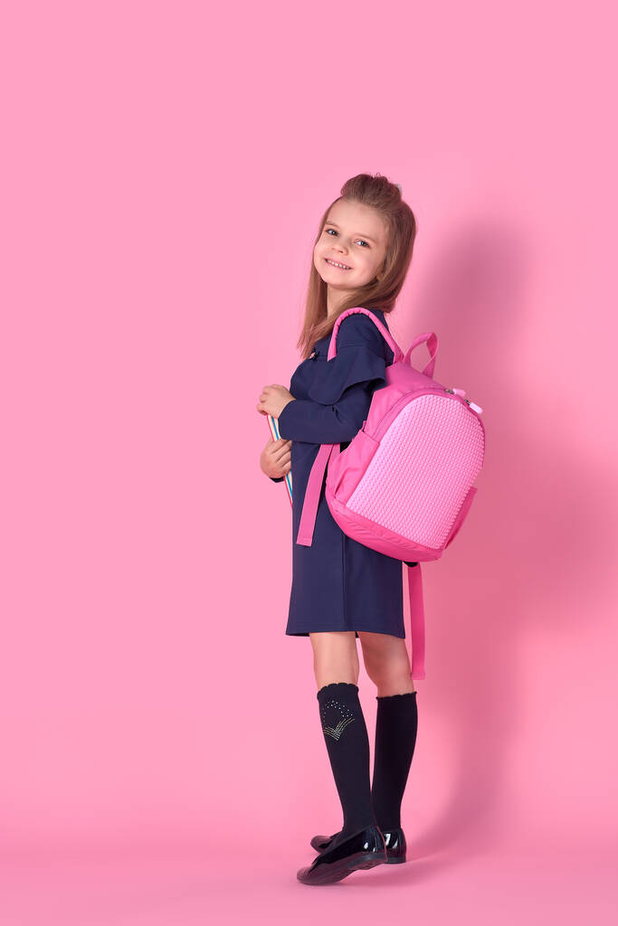 Вернуться к школьной концепции Полукрутой фотопортрет очаровательной уверенной красивой умной девушки с ноутбуком носить школьную форму платье розовый яркий рюкзак изолирован - Фото, изображение
