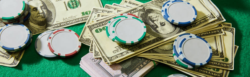 Vista de ángulo alto de billetes de dólar y fichas de casino sobre fondo verde, plano panorámico
 - Foto, Imagen