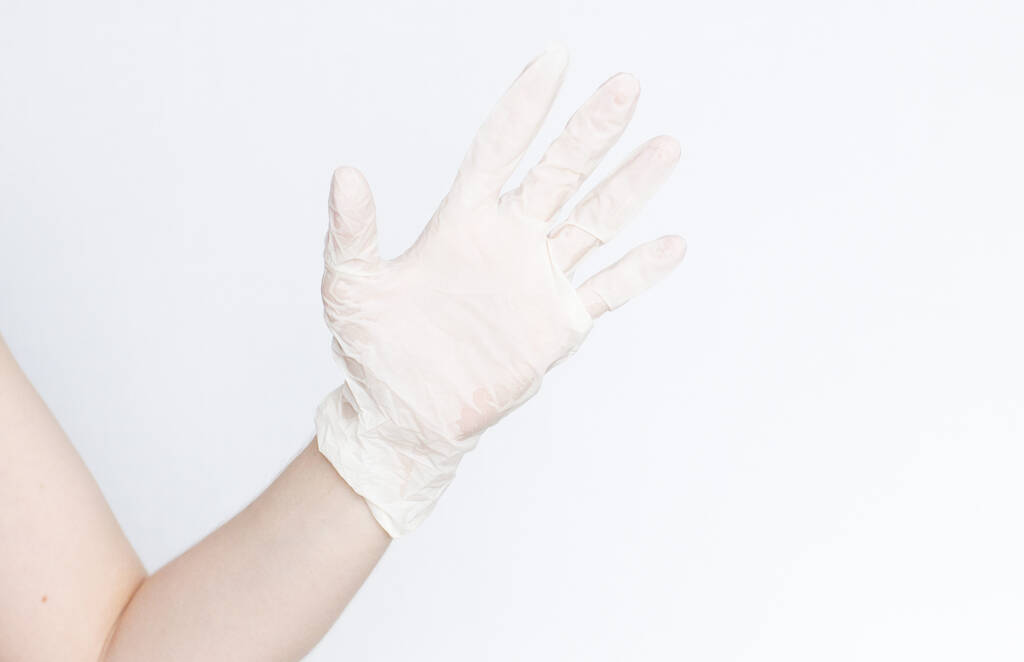 Ruka v bílé rukavici, ochrana před virem, téma hygieny a ochrana proti koronaviru, covid-19 - Fotografie, Obrázek