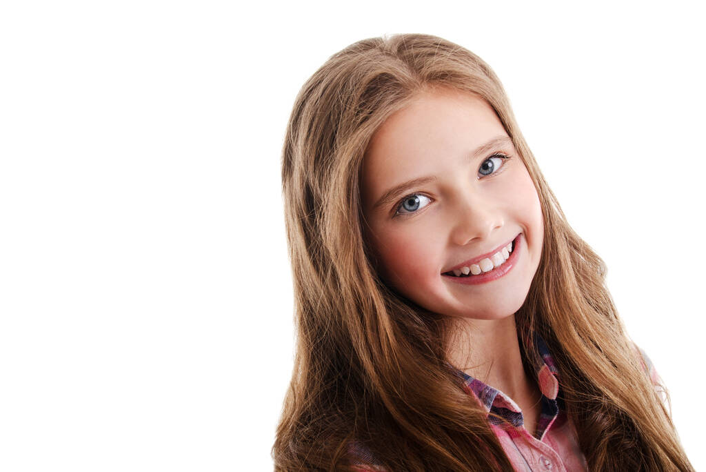 Retrato de adorable niña sonriente preadolescente aislado sobre un fondo blanco
 - Foto, imagen