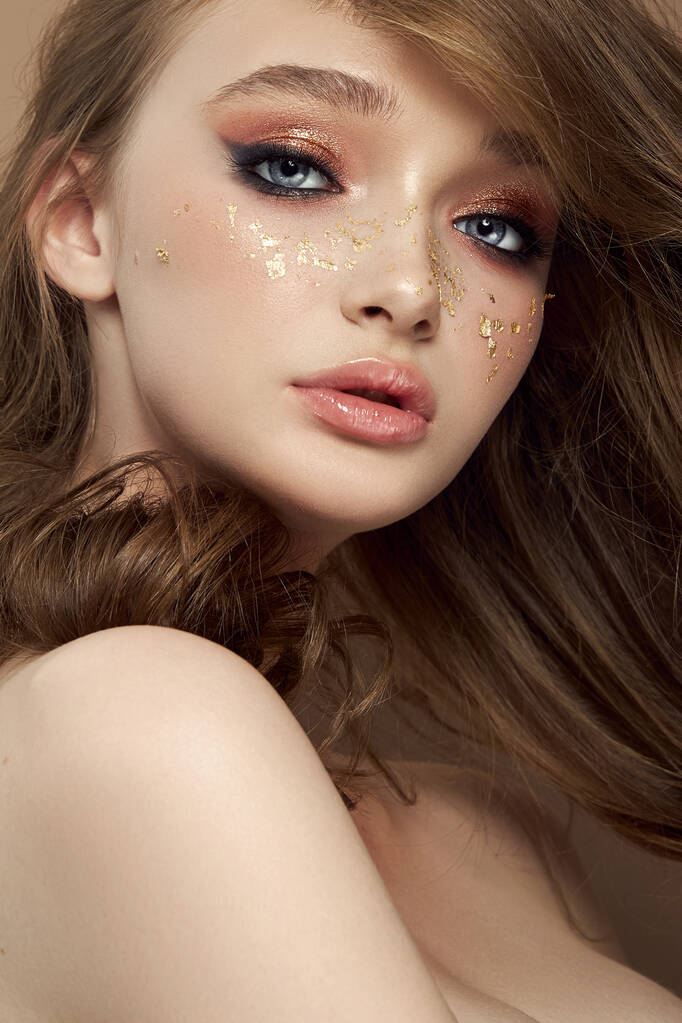 Büyük mavi gözlü, doğal kozmetik ürünleri olan, kızın narin cildini temizleyen seksi sarışın bir kadının portresi. - Fotoğraf, Görsel