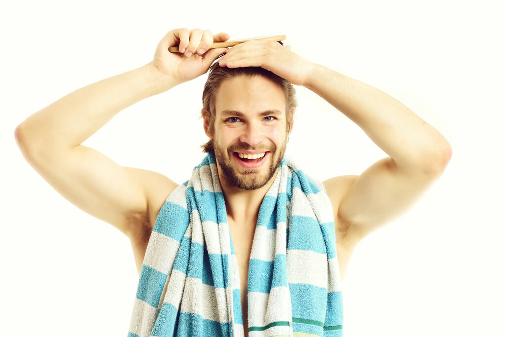 Homem com tronco nu, rosto sorridente feliz e barba
 - Foto, Imagem