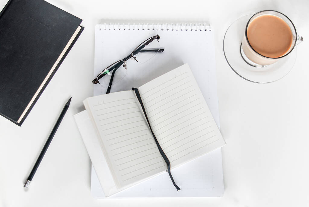 Jegyzetfüzet, egy csésze kávé és egy ceruza. Fénymásolás, munka otthonról, munkahely - Fotó, kép