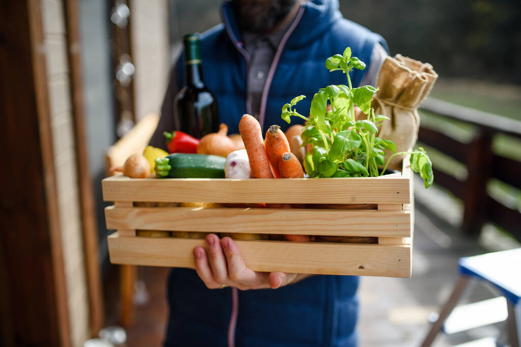 Courier entrega de fruta fresca y verduras de compras, corona virus y el concepto de cuarentena
. - Foto, Imagen