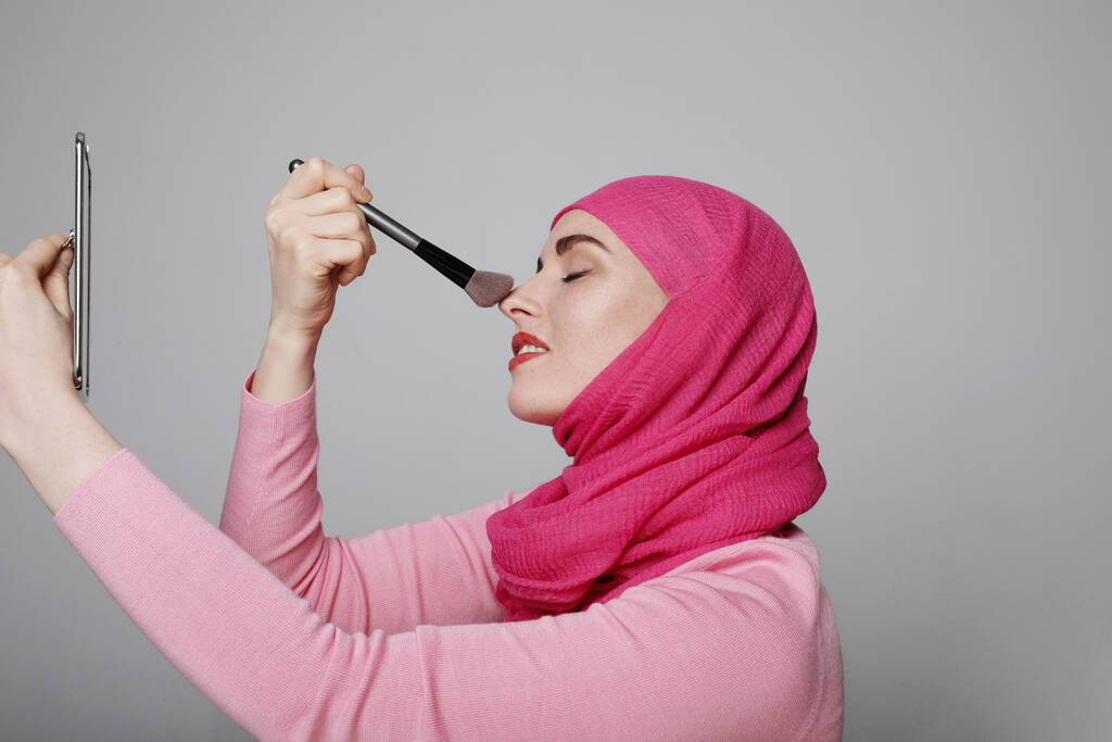 Portret czarującej muzułmanki w makijażu. Poziomy. - Zdjęcie, obraz