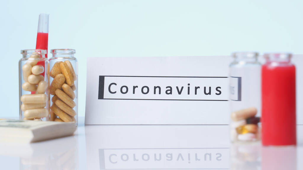 CORONAVIRUS kirjoitus levy taustalla ovat pillereitä valkoinen tausta. Uusi Coronavirus COVID-19
 - Valokuva, kuva