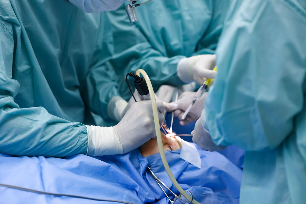 Profesyonel doktorlardan oluşan bir ekip ameliyathanede ameliyat yapıyor. - Fotoğraf, Görsel