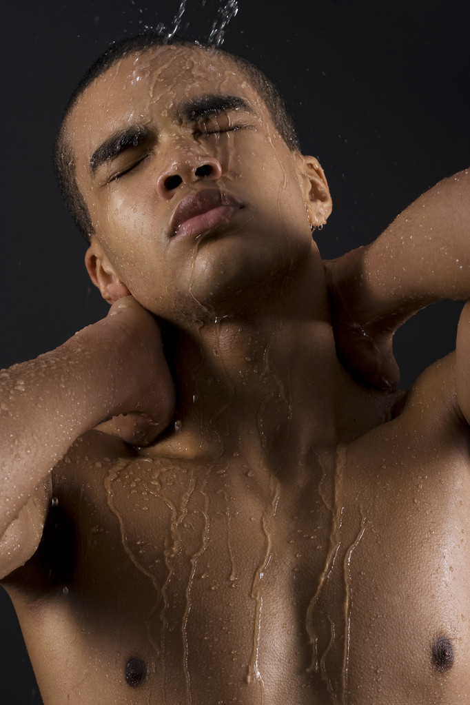 Мужчины наслаждаются душем
 - Фото, изображение