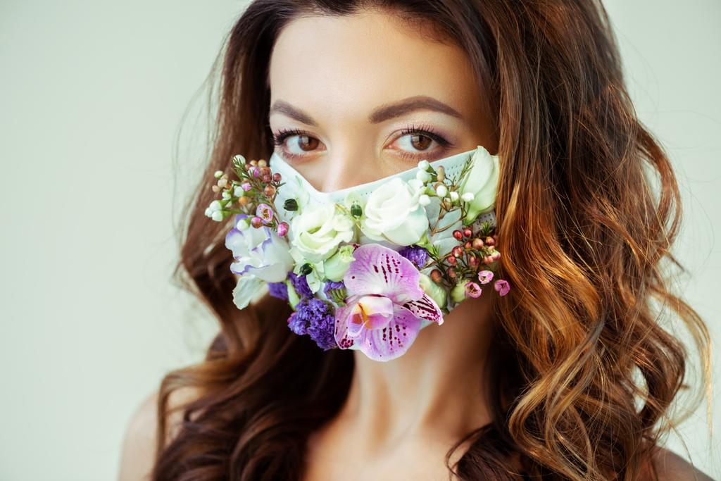ελκυστική γυναίκα σε floral μάσκα προσώπου απομονωμένη σε γκρι - Φωτογραφία, εικόνα