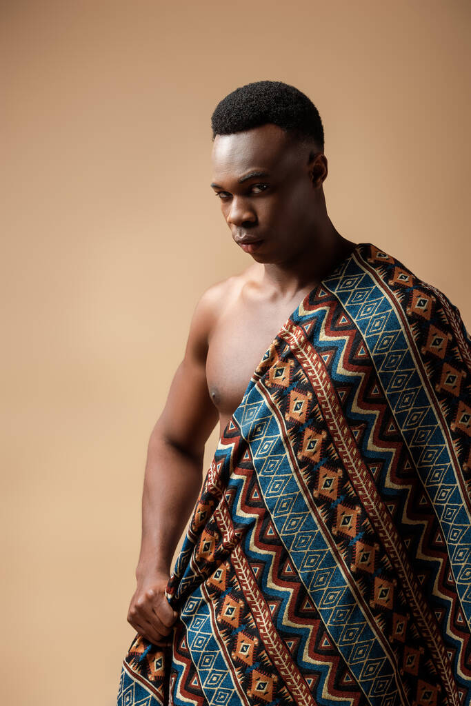 sexy nu tribal afro homme couvert de couverture posant isolé sur beige
 - Photo, image