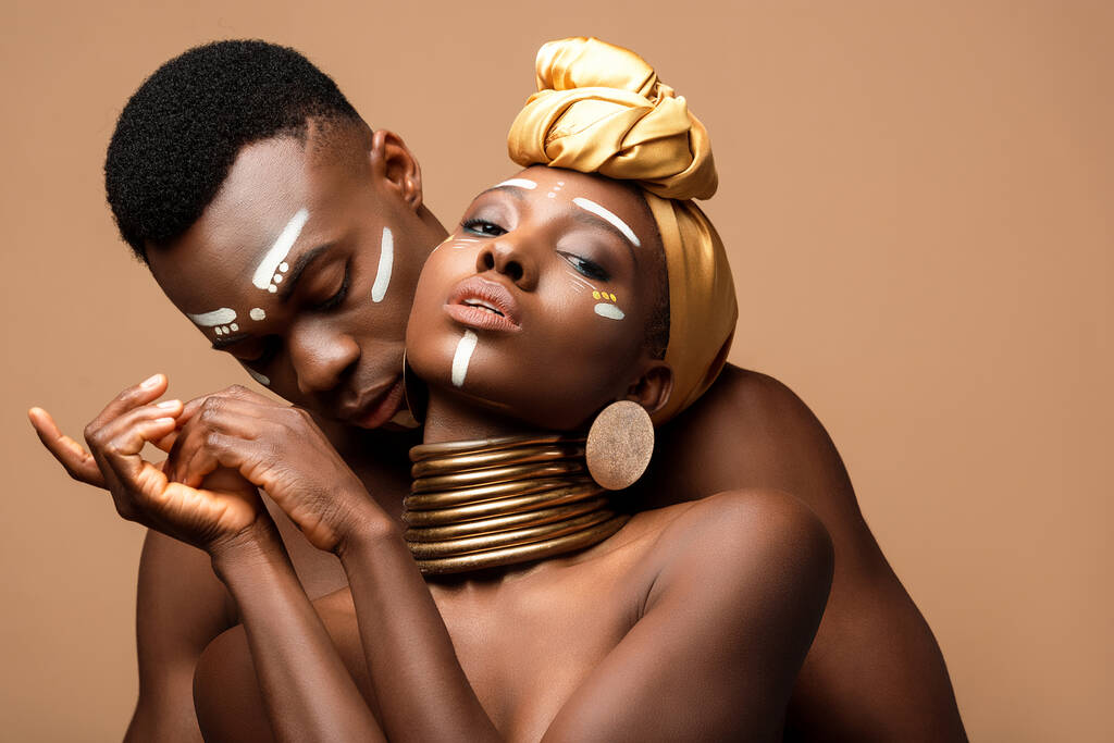 σέξι γυμνό φυλετικό afro ζευγάρι θέτει απομονωμένο σε μπεζ - Φωτογραφία, εικόνα