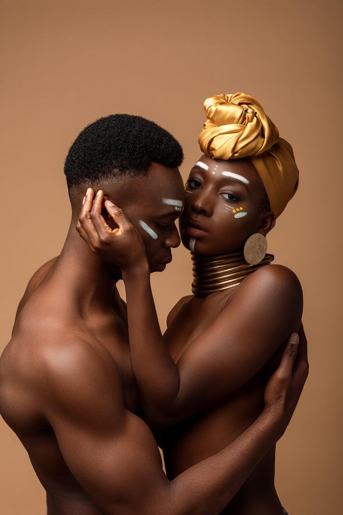 Bej rengi üzerinde yalnız poz veren seksi, çıplak afro bir çift. - Fotoğraf, Görsel