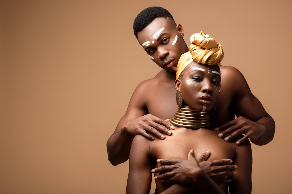 γυμνό ζευγάρι αφρικανικής φυλής ποζάρουν σε μπεζ φόντο - Φωτογραφία, εικόνα