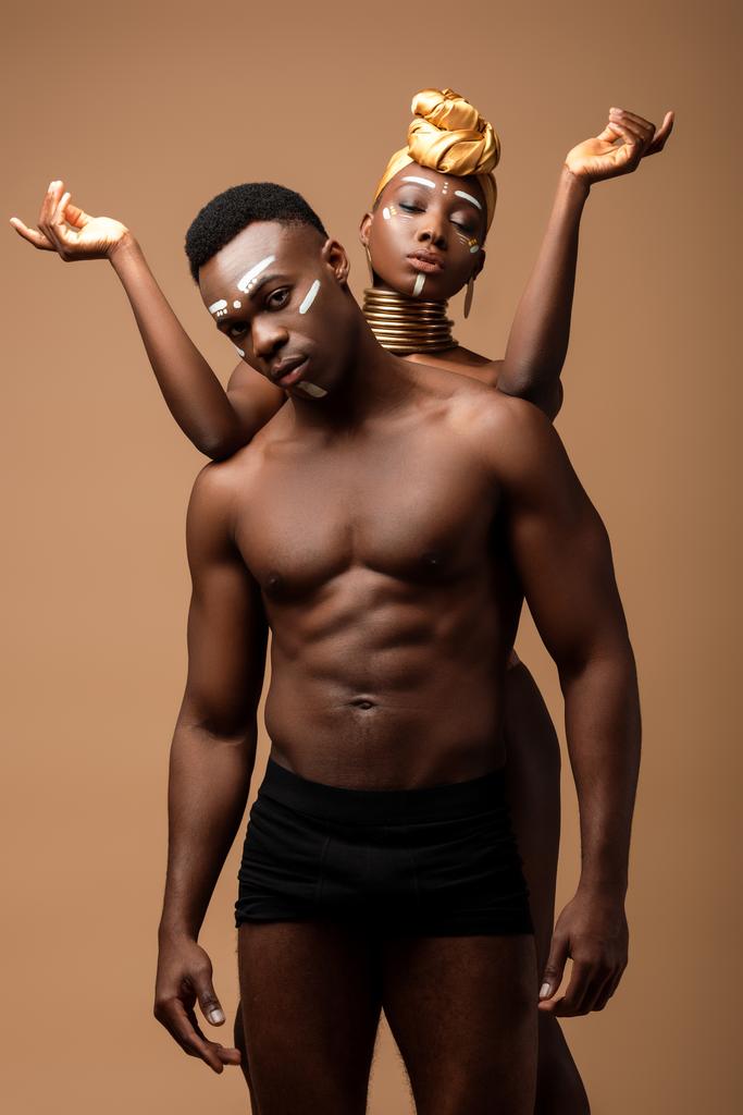 Nacktes Afro-Paar posiert isoliert auf beige - Foto, Bild