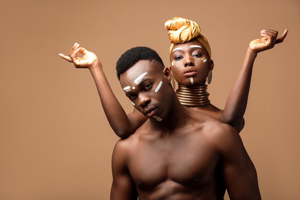 Alaston heimo afro pari poseeraa eristetty beige
 - Valokuva, kuva