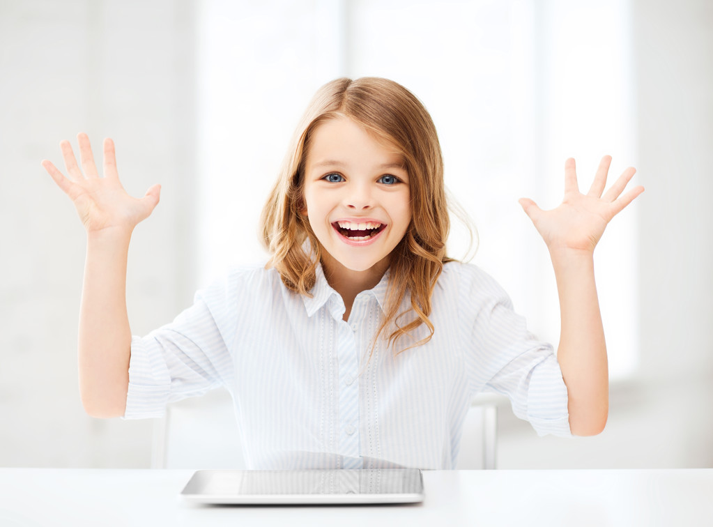 Смеющаяся девушка с планшетным компьютером и поднятыми руками
 - Фото, изображение