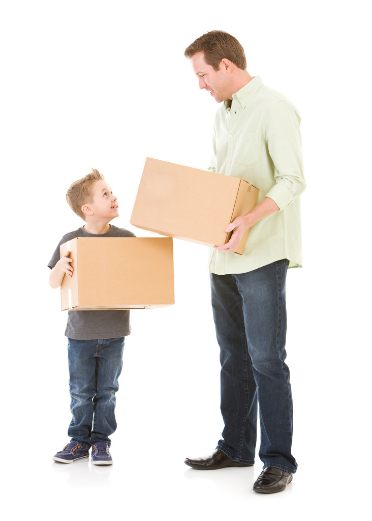 Семья: отец и сын носят картонные коробки
 - Фото, изображение