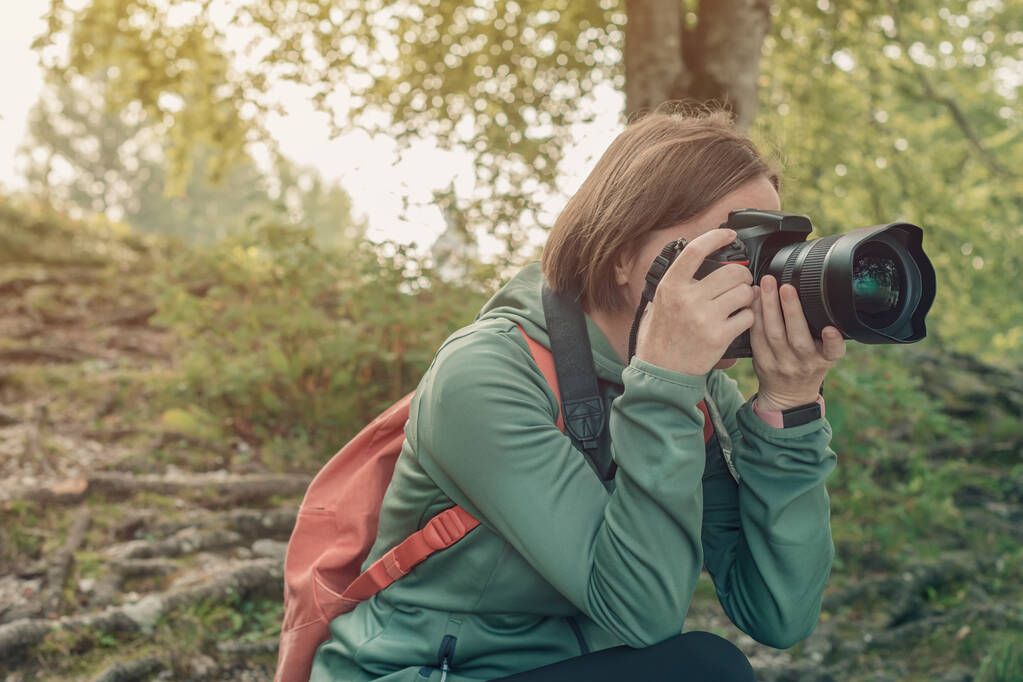 Žena turistka a krajina fotograf fotografování přírody s kamerou při trekking na letní dovolenou - Fotografie, Obrázek