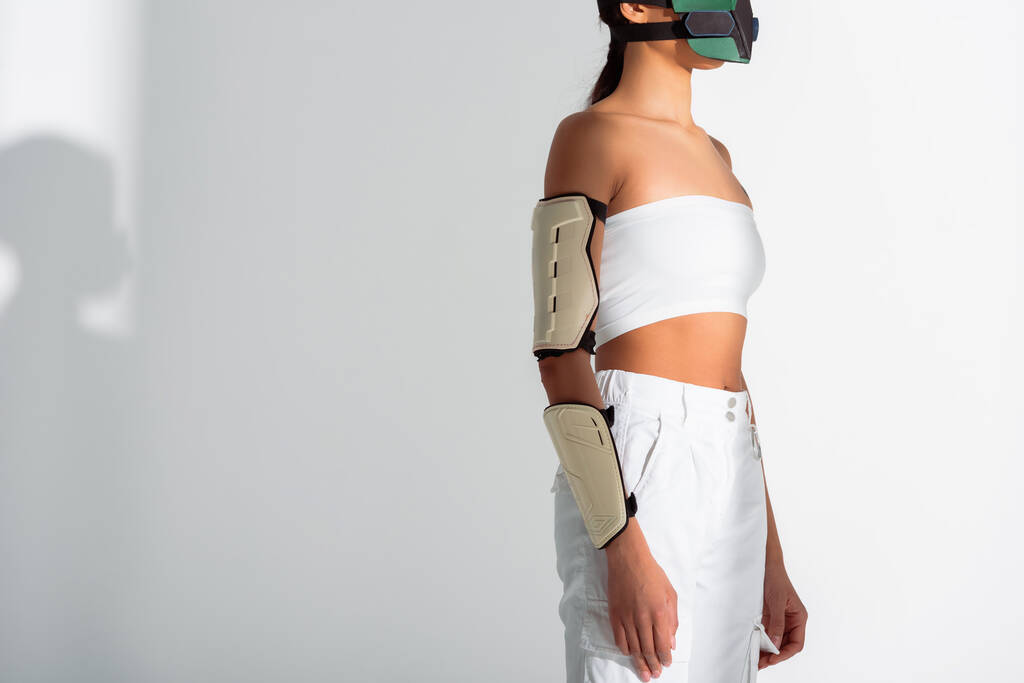 vista ritagliata di futuristica donna africana americana in maschera di sicurezza su sfondo bianco
 - Foto, immagini