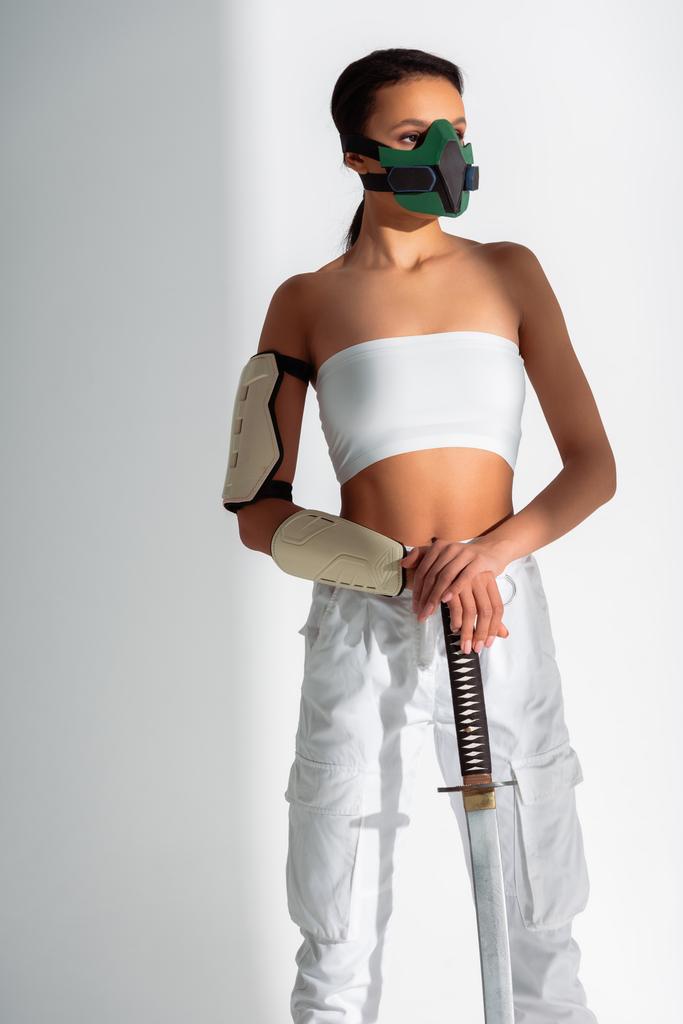футуристическая американка в защитной маске с мечом на белом фоне
 - Фото, изображение