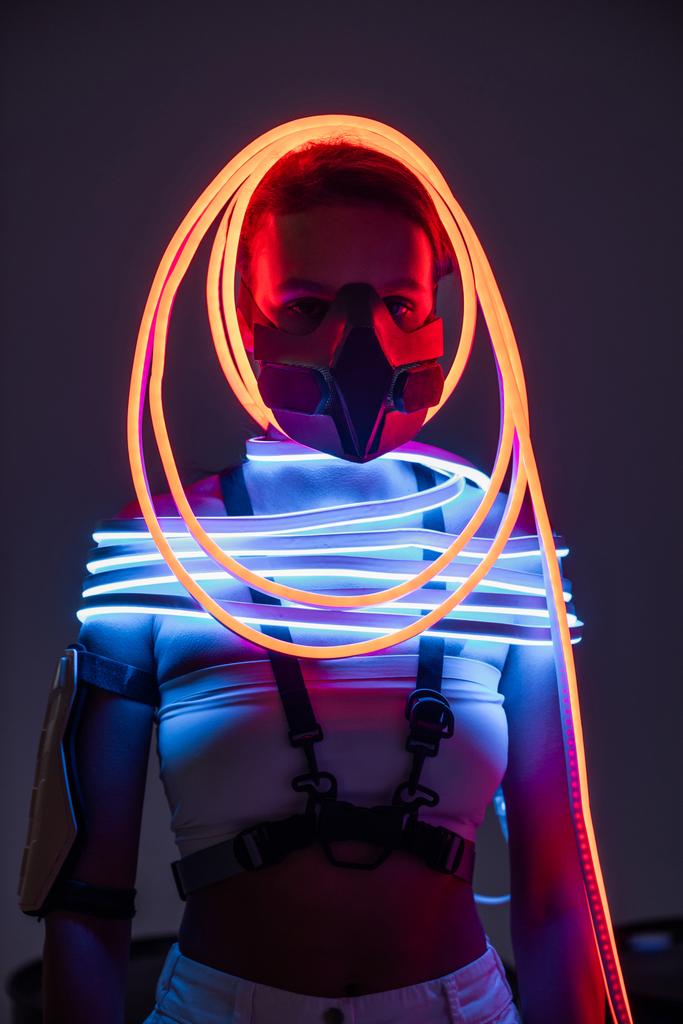 futuriste afro-américaine en respirateur et néon éclairage
 - Photo, image