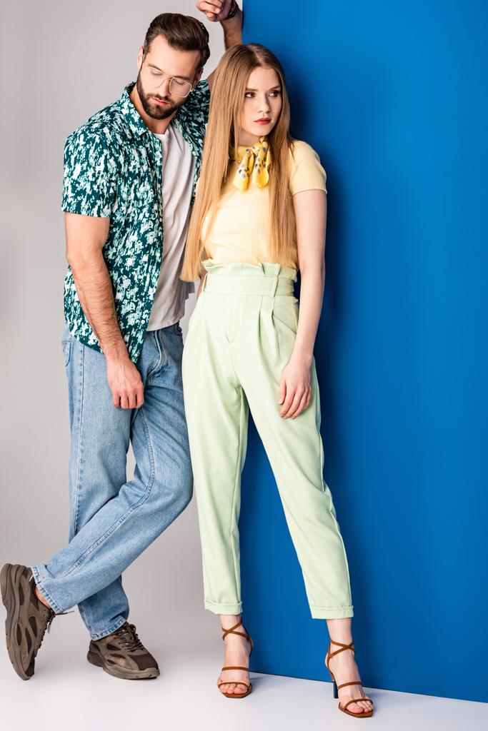 kaunis muodikas pari poseeraa kesävaatteissa harmaa ja sininen
  - Valokuva, kuva