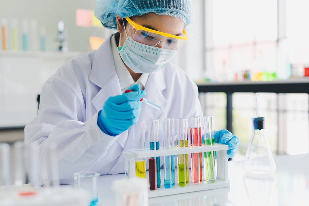 Científicos asiáticos están probando y analizando muchos químicos en el laboratorio. Ciencia y conceptos químicos
. - Foto, imagen
