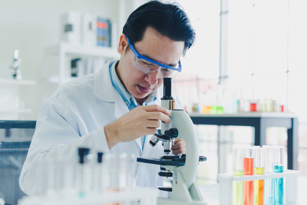 Cientistas asiáticos estão preparando um microscópio para testes laboratoriais e análises. Conceitos de Ciência e Química
. - Foto, Imagem
