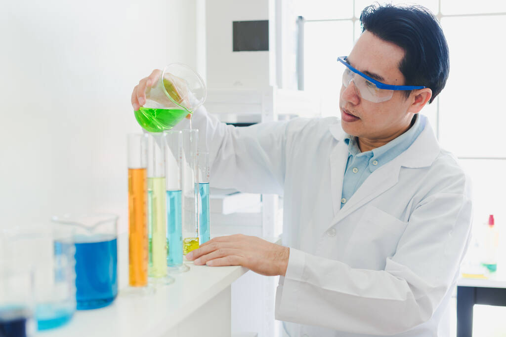 Aasialaiset tutkijat valmistelevat kemikaaleja testaukseen ja analysointiin laboratoriossa. Tutkijat kirkkaat lasit ja valkoiset paidat. Tiede ja kemia
 - Valokuva, kuva