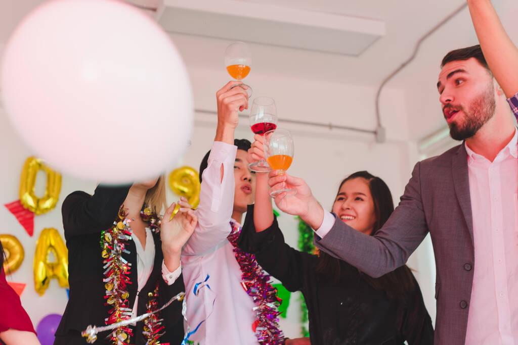 Firma Pracownicy imprezy z okazji Nowego Roku 2019 i DJ na imprezach. Pomysł Szczęśliwego Nowego Roku. - Zdjęcie, obraz