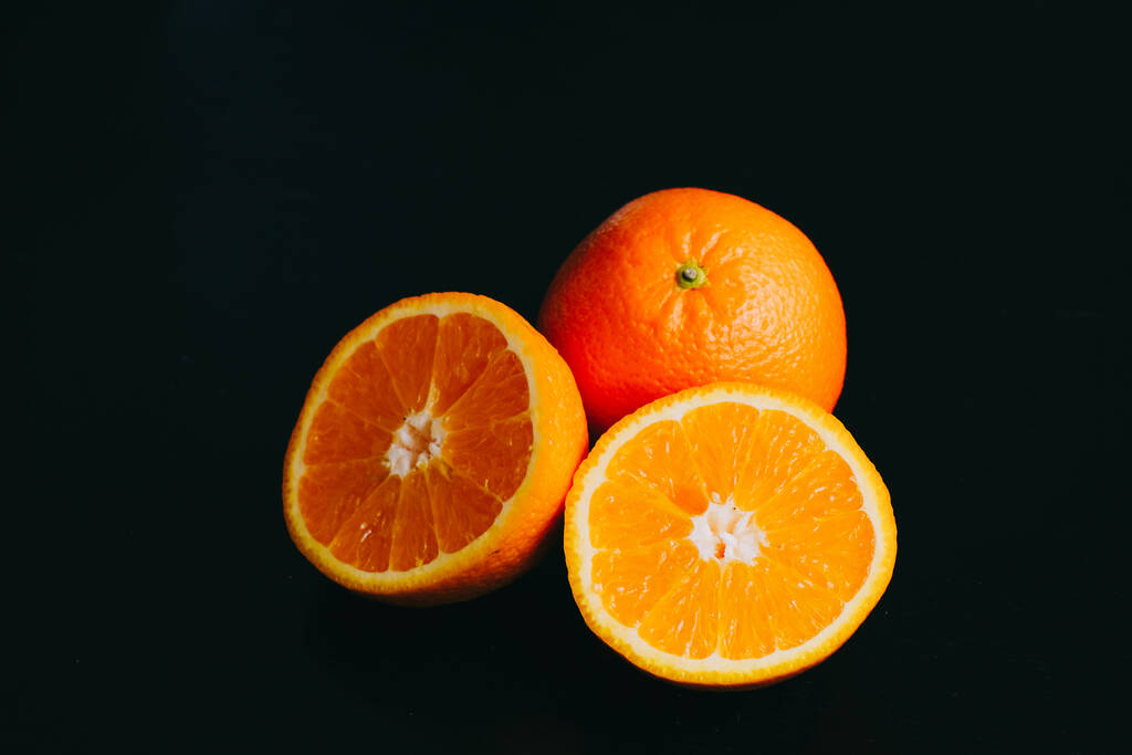  горизонтальный постер фото апельсина на черном фоне с приходящим светом
 - Фото, изображение