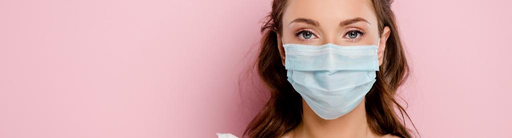 panoráma felvétel lány orvosi maszk elszigetelt rózsaszín  - Fotó, kép