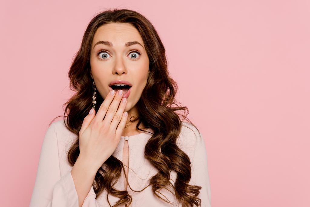 σοκαρισμένη γυναίκα που καλύπτει το στόμα απομονώνονται σε ροζ  - Φωτογραφία, εικόνα