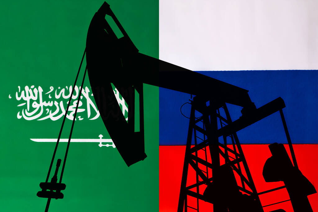 Üzleti párbeszéd, olajmegállapodás koncepció: Oroszország és Szaúd-Arábia nemzeti lobogói az asztalon. A moszkvai Kreml és Rijád, egy iszlám állam közötti együttműködés szimbóluma. Háború az olajárakért. - Fotó, kép