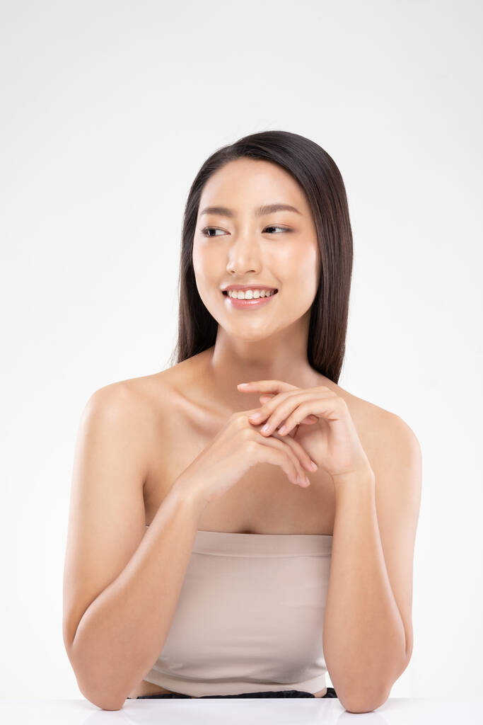 Gyönyörű fiatal ázsiai nő Fogja meg a kezét mosoly érzés olyan boldog és vidám az egészséges Tiszta és friss bőr, elszigetelt fehér alapon, Szépség kozmetikumok koncepció - Fotó, kép