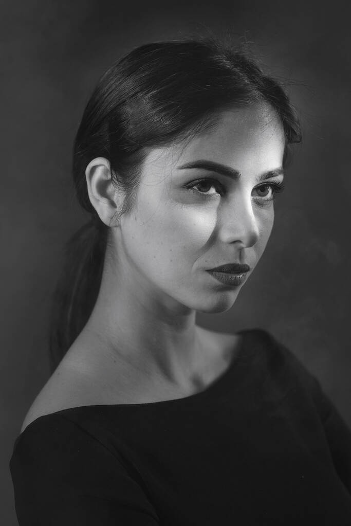 Kaunis nuori armenialainen tyttö, muotokuva nuoresta valkoihoisesta tytöstä, jolla on dramaattinen, Hollywood-valo
 - Valokuva, kuva