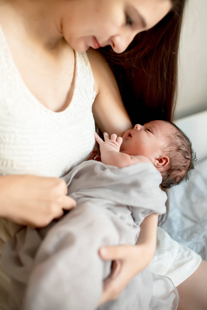 Bebé recién nacido con mamá en casa
 - Foto, Imagen