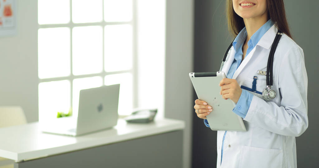 Ärztin benutzt Tablet-Computer in Krankenhauslobby - Foto, Bild