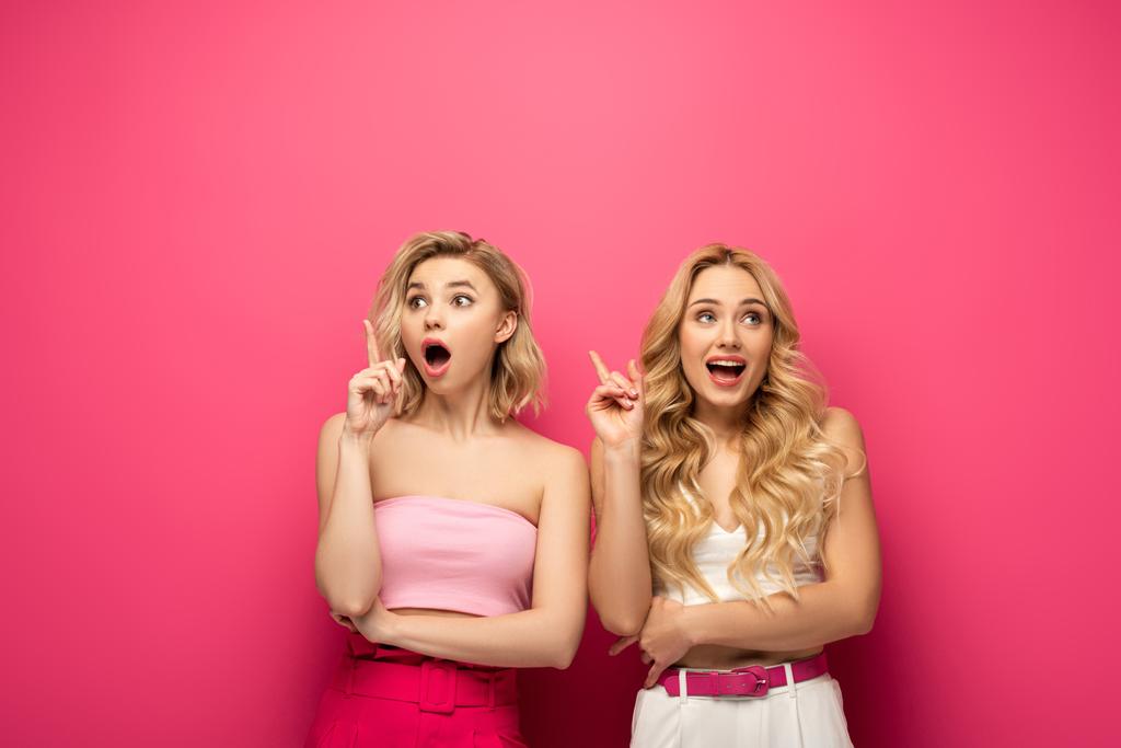 opgewonden blonde meisjes hebben idee op roze achtergrond - Foto, afbeelding
