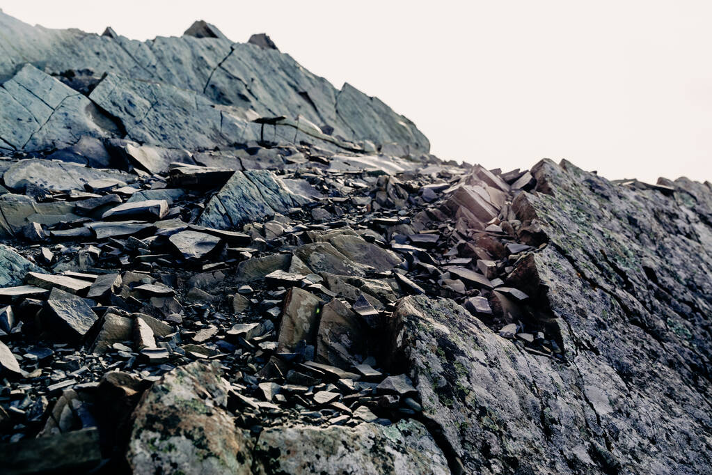 Egy sziklás hegylánc tetején. Szürke lapos kövek. Sziklás szikla - Fotó, kép